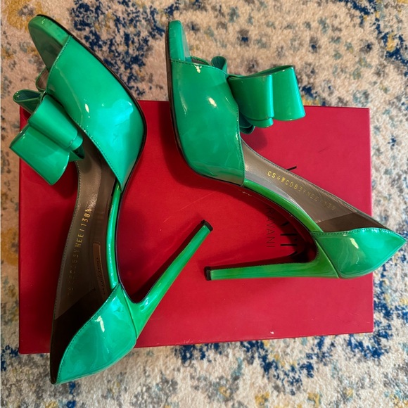Beautiful Valentino D’Orsay patent leather bow heels in blue /green. Worn twice. - Picture 4 of 11
